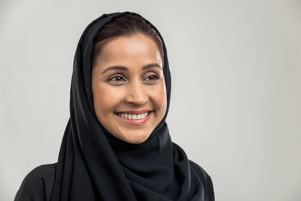 Retrato Mulher Árabe Com Vestido Tradicional Abaya Estúdio — Fotografia de Stock