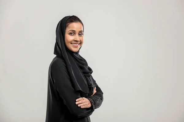 Portret Van Arabische Vrouw Met Traditionele Abaya Jurk Een Studio — Stockfoto