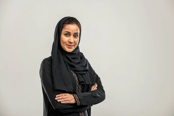 Retrato Mulher Árabe Com Vestido Tradicional Abaya Estúdio — Fotografia de Stock