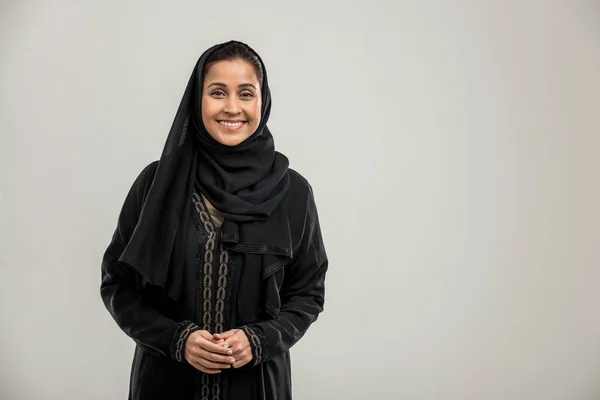 Retrato Mulher Árabe Com Vestido Tradicional Abaya Estúdio — Fotografia de Stock