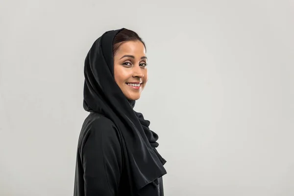 Portret Van Arabische Vrouw Met Traditionele Abaya Jurk Een Studio — Stockfoto