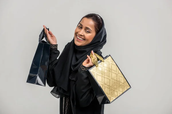 Retrato Mulher Árabe Com Vestido Tradicional Abaya Estúdio — Fotografia de Stock