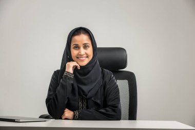 Abaya ile Arap kadın portresi elbise bir stüdyoda