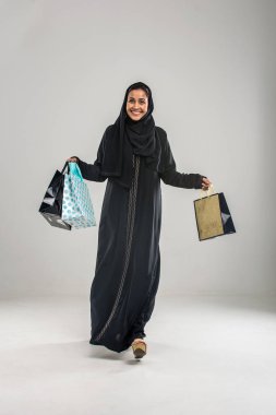 Abaya ile Arap kadın portresi elbise bir stüdyoda