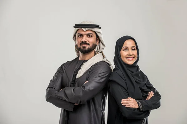 Potret Pasangan Arab Dengan Pakaian Tradisional Studio — Stok Foto