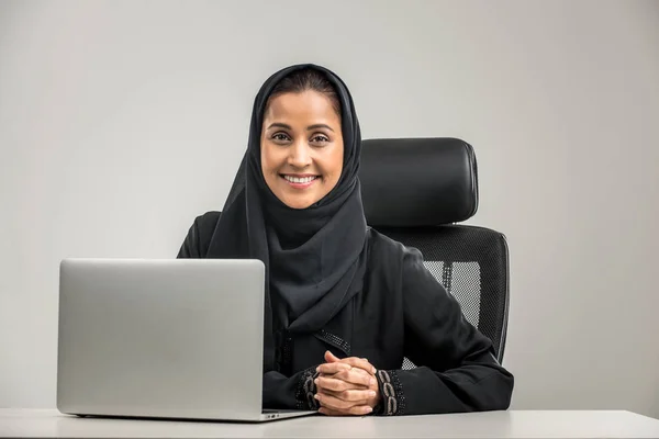 Retrato Mulher Árabe Com Vestido Abaya Estúdio — Fotografia de Stock