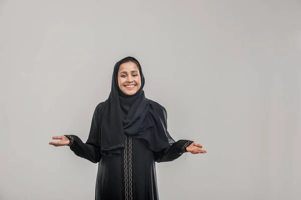 Retrato Mujer Árabe Con Vestido Abaya Estudio —  Fotos de Stock