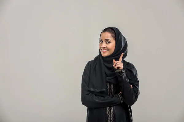 Porträtt Arabiska Kvinna Med Abaya Klä Studio — Stockfoto