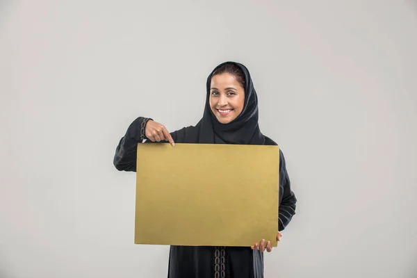 Retrato Mulher Árabe Com Vestido Abaya Estúdio — Fotografia de Stock