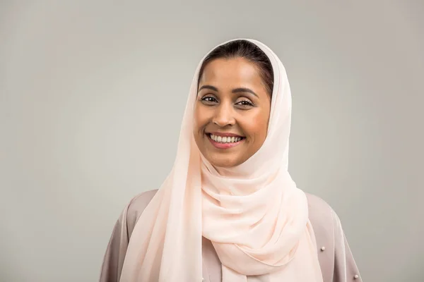 Retrato Mulher Árabe Com Vestido Abaya Estúdio — Fotografia de Stock