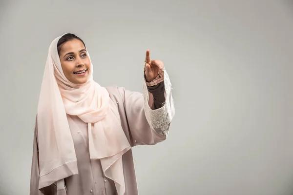 Retrato Mulher Árabe Com Vestido Abaya Estúdio — Fotografia de Stock