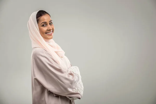 Retrato Mulher Árabe Com Vestido Abaya Estúdio — Fotografia de Stock