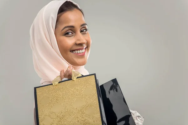 Retrato Mulher Árabe Com Vestido Abaya Estúdio — Fotografia de Stock