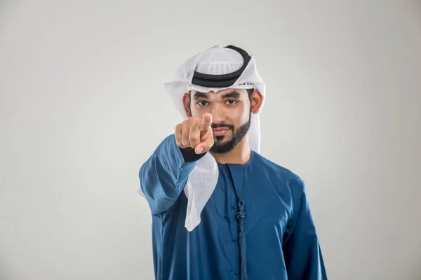 Portret Van Arabische Man Met Kandora Een Studio — Stockfoto