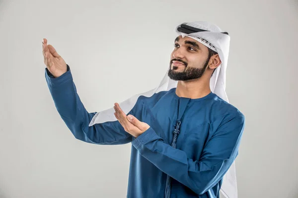 Retrato Homem Árabe Com Kandora Estúdio — Fotografia de Stock