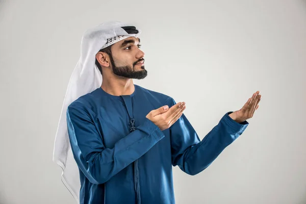 Retrato Homem Árabe Com Kandora Estúdio — Fotografia de Stock