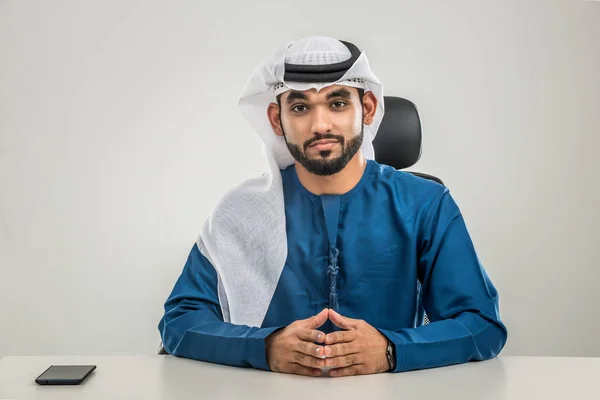 Portret Van Arabische Man Met Kandora Een Studio — Stockfoto