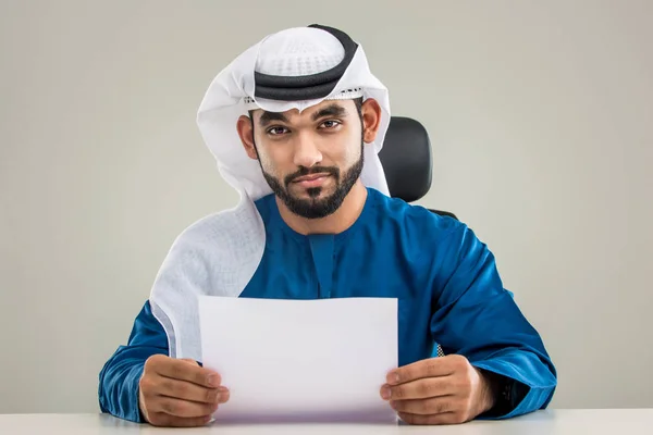 Portret Van Arabische Man Met Kandora Een Studio — Stockfoto