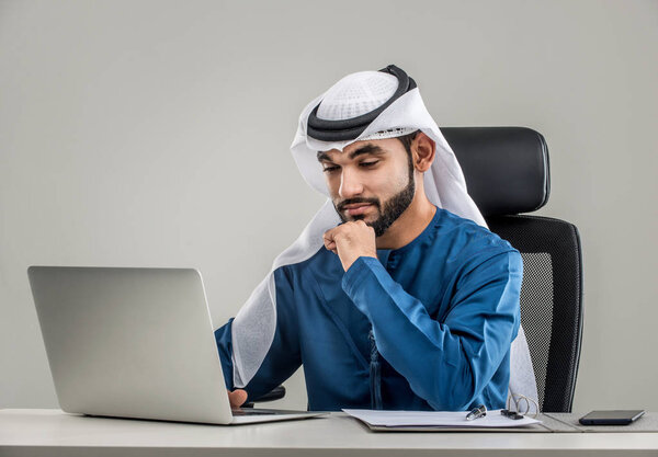 Portrait of arabic man with kandora in a studio