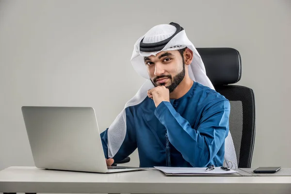 Portret Van Arabische Man Met Kandora Een Studio — Stockfoto