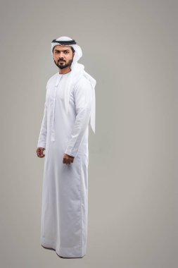 Kandora bir stüdyoda olan Arapça adam portresi