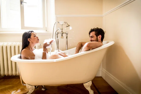 Jovem Casal Alegre Casa Momentos Íntimos Banho Casal — Fotografia de Stock