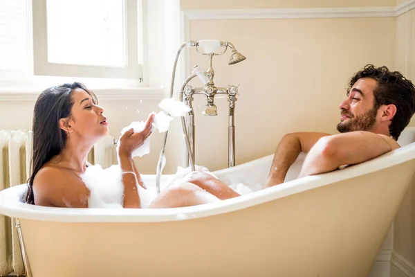 Neşeli Genç Çift Evde Samimi Anlar Çift Banyo — Stok fotoğraf