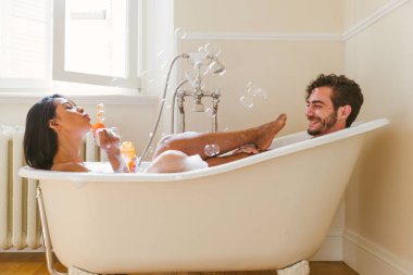 Neşeli genç çift evde - samimi anlar, çift banyo