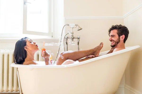 Neşeli Genç Çift Evde Samimi Anlar Çift Banyo — Stok fotoğraf