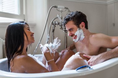 Neşeli genç çift evde - samimi anlar, çift banyo