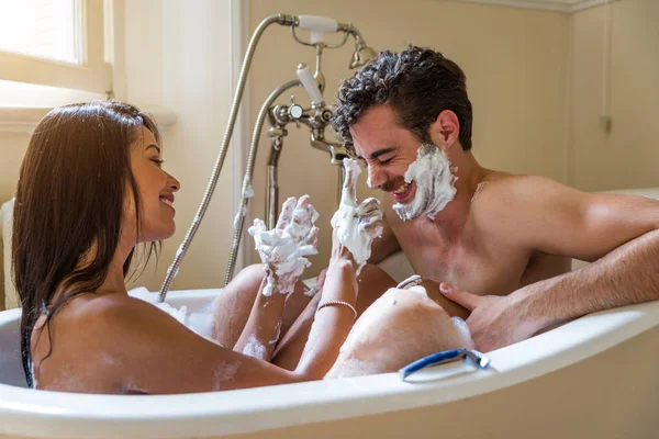 Giovane Coppia Allegra Casa Momenti Intimi Bagno Coppia — Foto Stock