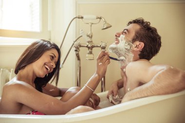 Neşeli genç çift evde - samimi anlar, çift banyo