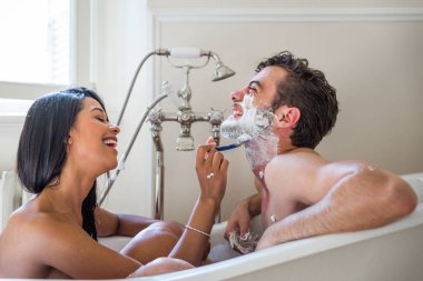 Neşeli genç çift evde - samimi anlar, çift banyo