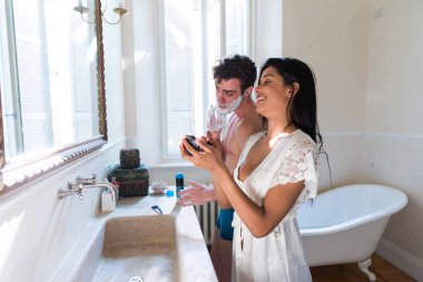 Sıradan bir hayat, tıraş erkek ve kadın ona yaptığını genç çift evde - makyaj