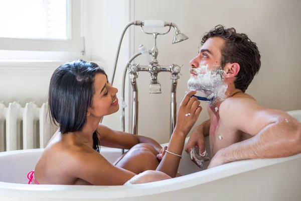 若い陽気カップル自宅で親密な瞬間 カップル入浴 — ストック写真