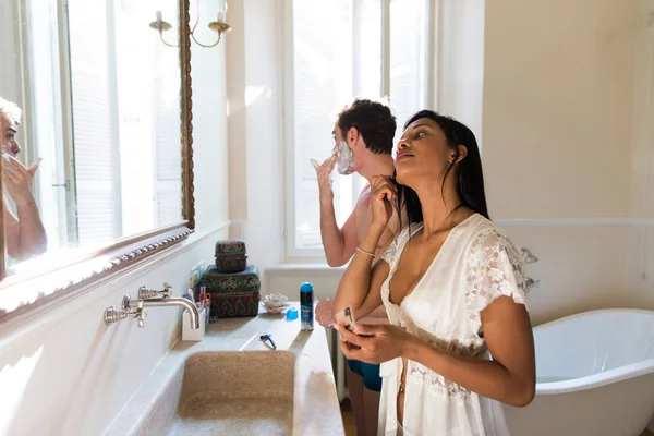 Joven Pareja Alegre Casa Vida Ordinaria Hombre Afeitándose Mujer Haciendo — Foto de Stock