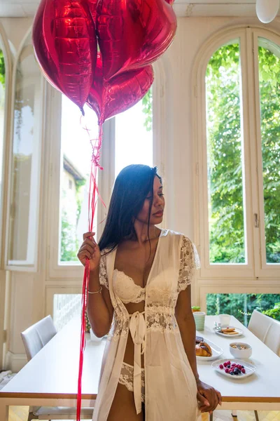 Sexy Femeie Holding Inima Formă Baloane Domiciliu — Fotografie, imagine de stoc