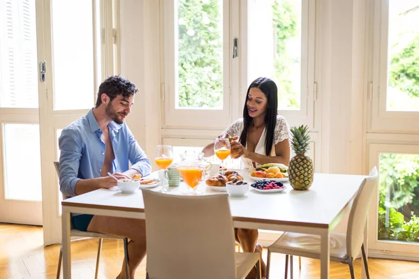 Happy Couple Petit Déjeuner Sain Maison Matin Des Moments Heureux — Photo