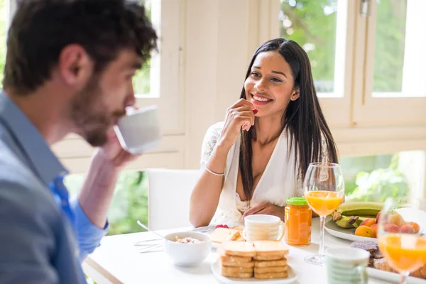 健康的な朝食自宅朝 国内パートナーシップの幸せな瞬間を持っている幸せなカップル — ストック写真