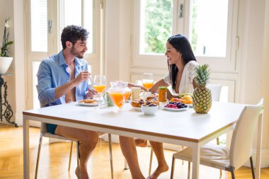 Mutlu çift sağlıklı kahvaltı evde sabah - hayat arkadaşlığı mutlu anları