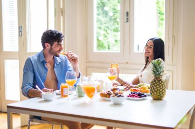Mutlu çift sağlıklı kahvaltı evde sabah - hayat arkadaşlığı mutlu anları