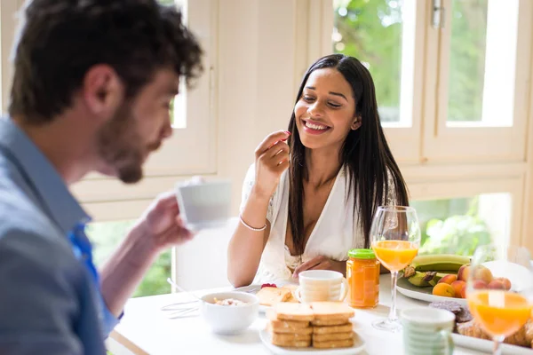 Счастливая Пара Завтракающая Здоровым Завтраком Дома Утром Счастливые Моменты Домашнего — стоковое фото