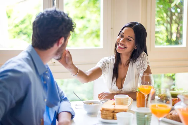 Щаслива Пара Снідає Вдома Вранці Щасливі Миті Домашнього Партнерства — стокове фото
