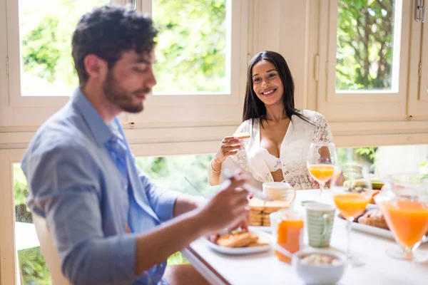 Pareja Feliz Desayunando Sano Casa Por Mañana Felices Momentos Pareja — Foto de Stock