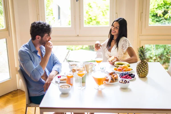 Pareja Feliz Desayunando Sano Casa Por Mañana Felices Momentos Pareja — Foto de Stock