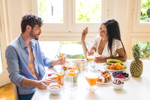 Happy Couple Petit Déjeuner Sain Maison Matin Des Moments Heureux — Photo