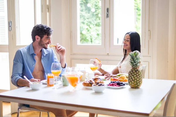 Счастливая Пара Завтракающая Здоровым Завтраком Дома Утром Счастливые Моменты Домашнего — стоковое фото