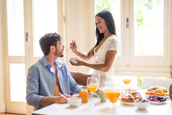 Coppia Felice Che Colazione Sana Casa Mattino Momenti Felici Collaborazione — Foto Stock