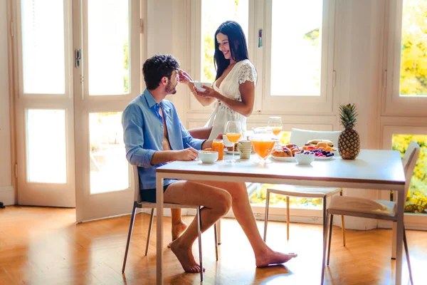 Casal Feliz Tomando Café Manhã Saudável Casa Pela Manhã Momentos — Fotografia de Stock