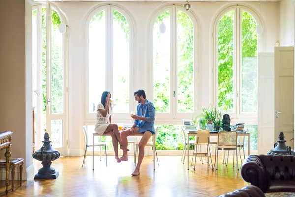 Coppia Felice Che Colazione Sana Casa Mattino Momenti Felici Collaborazione — Foto Stock